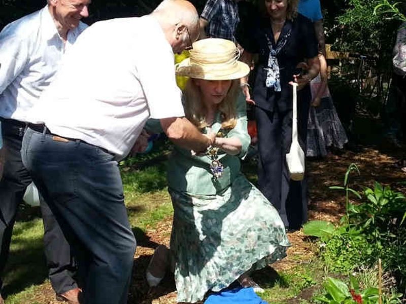 Mayoress Cllr Suzy P Webb planting a poppy.